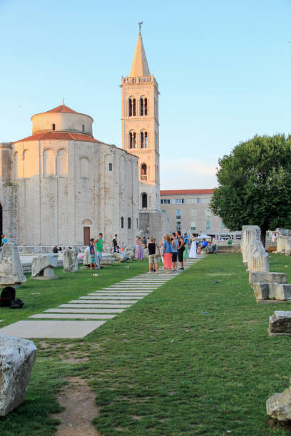 touristes se promener dans un édifice religieux situé à zadar, croatie - city of zadar photos et images de collection