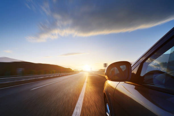 autopista y cerca al atardecer - city wide fotografías e imágenes de stock