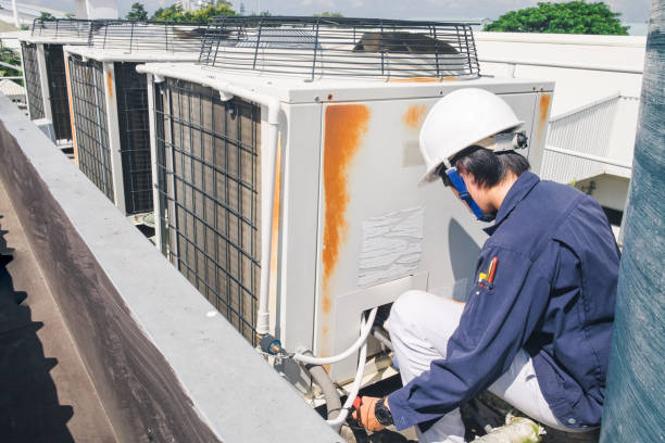 technicien vérifie climatiseur - air conditioner electricity repairing furnace photos et images de collection
