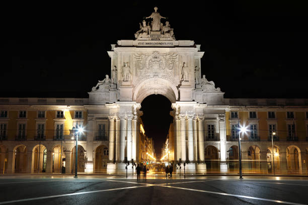 istock The triumphal  Rua Augusta Arch at night 672506550