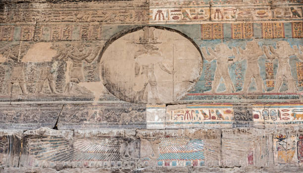 hieroglyphic schnitzereien auf einem antiken ägyptischen tempel wall - esna stock-fotos und bilder