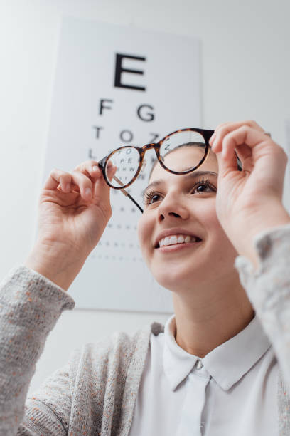 幸せな女性の彼女の新しいメガネをしようとしています。 - patient happiness cheerful optometrist ストックフォトと画像