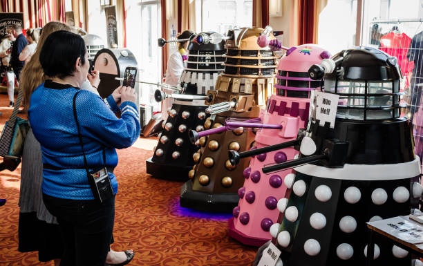 daleks lors d’une convention de science-fiction - star trek tv show photos et images de collection