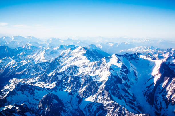 luftbild der berge - snow winter mountain horizon over land stock-fotos und bilder