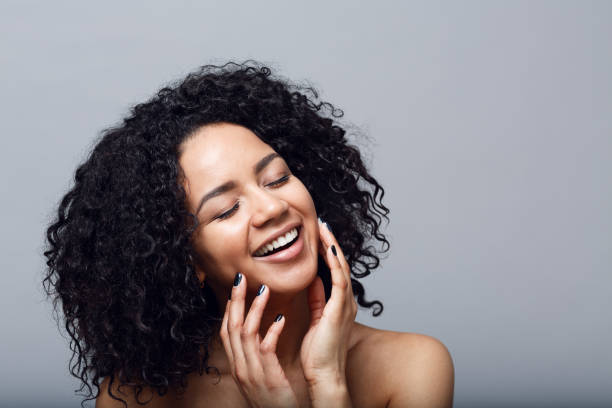 istock Happy brunette woman posing against gray background 672550042