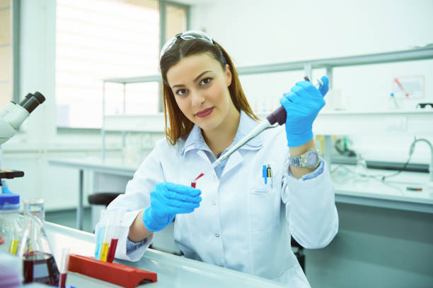 istock Young beautiful woman at the lab 672555672