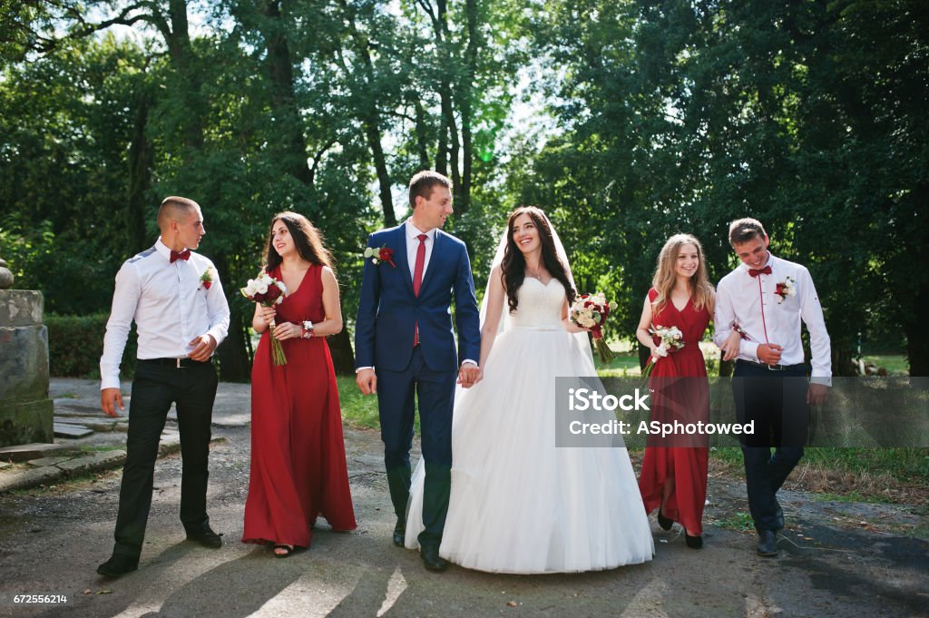 Casal de casamento com damas de honra e melhor Mans andando ao ar livre. - Foto de stock de Adulto royalty-free