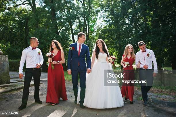 Foto de Casal De Casamento Com Damas De Honra E Melhor Mans Andando Ao Ar Livre e mais fotos de stock de Adulto