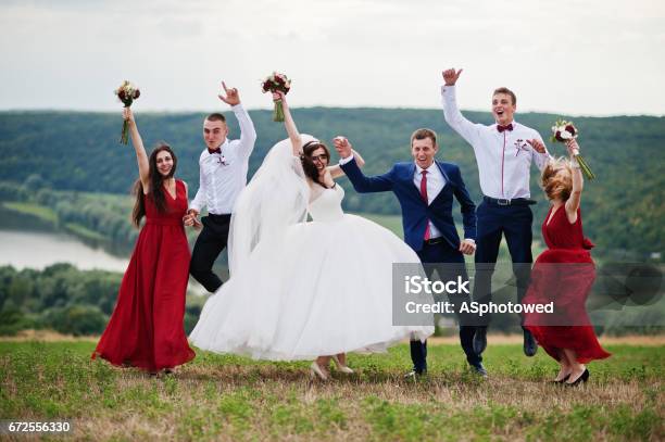 Foto de Casal De Noivos Com As Damas De Honra E Melhor Homem Caminhar Ao Ar Livre e mais fotos de stock de Bouquet