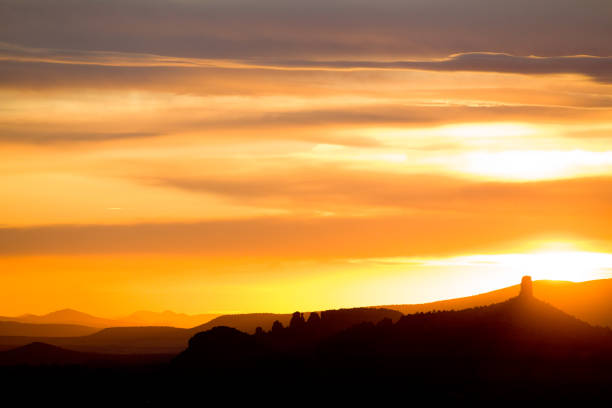 вид на горы и облака в небе на закате в седоне, штат аризона, сша. - sun lens flare sedona desert стоковые фото и изображения