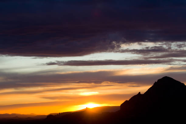 вид на горы и облака в небе на закате в седоне, штат аризона, сша. - sun lens flare sedona desert стоковые фото и изображения