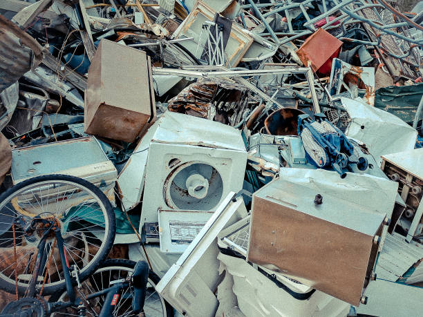 istock Pile of metal trash 672561950