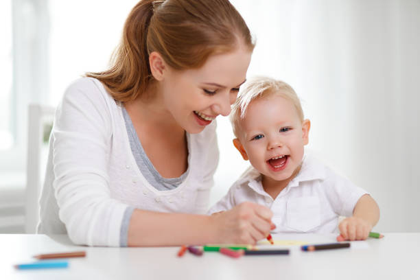 istock Mother with baby son with colored pencils 672579120