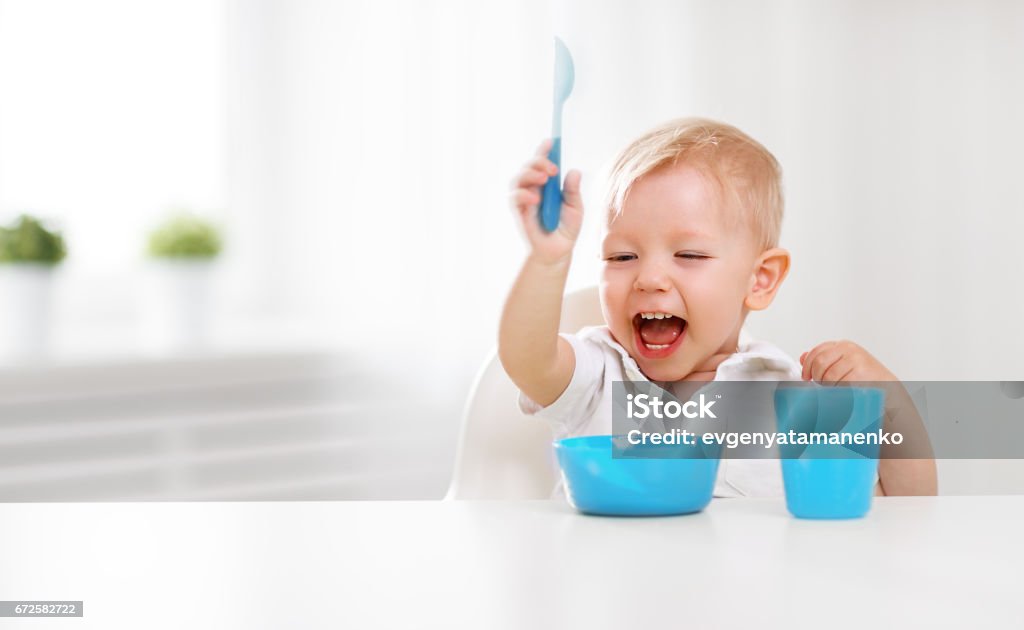 Bebê feliz comendo a si mesmo - Foto de stock de Bebê royalty-free