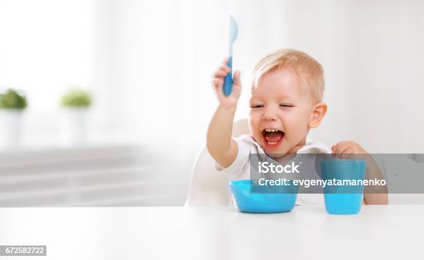 Foto de Bebê Feliz Comendo A Si Mesmo e mais fotos de stock de Bebê - Bebê, Comer, Colher - Faqueiro