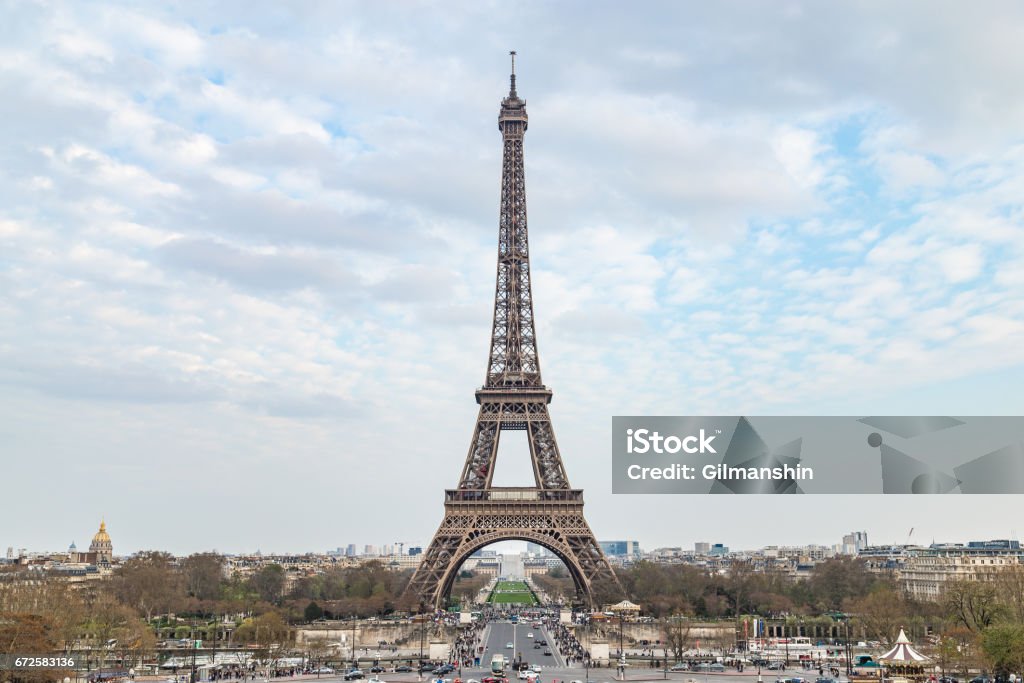 Torre Eiffel contra céu nublado - Foto de stock de Amarelo royalty-free
