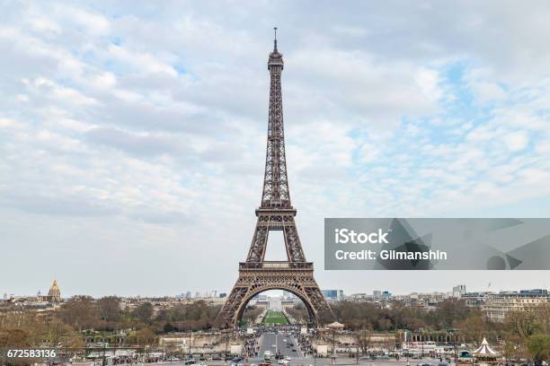 Foto de Torre Eiffel Contra Céu Nublado e mais fotos de stock de Amarelo - Amarelo, Antigo, Antiguidades