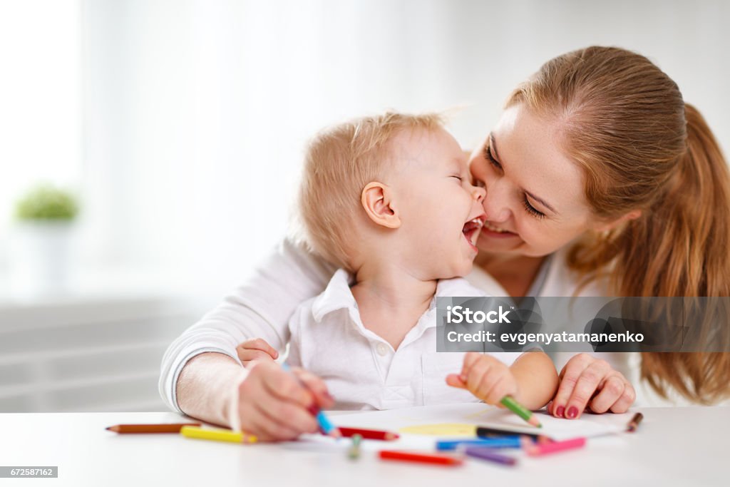 Mãe com filho bebê com lápis colorido - Foto de stock de Bebê royalty-free