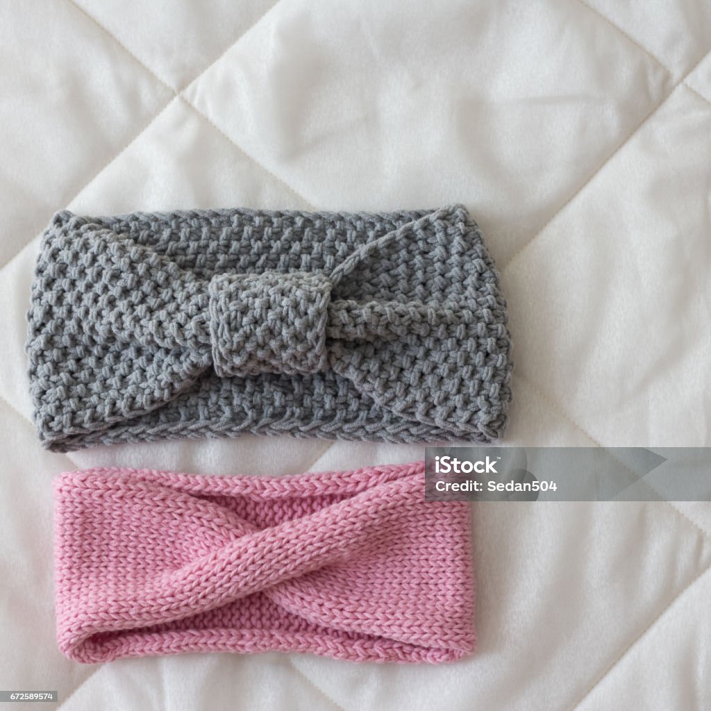 bandagem rosa e cinza de malha à mão sobre os raios de lã macia natural - Foto de stock de Algodão - Material Têxtil royalty-free