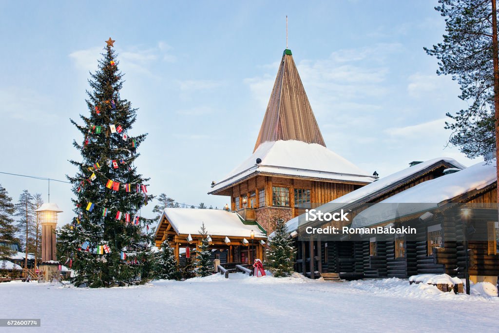 Aldeia do Papai Noel com árvore de Natal Lapland - Foto de stock de Papai Noel royalty-free