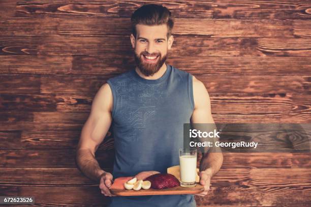 Foto de Homem Com Comida Saudável e mais fotos de stock de Comer - Comer, Homens, Musculoso