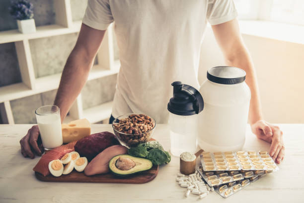 mann kocht gesundes essen - food supplement stock-fotos und bilder