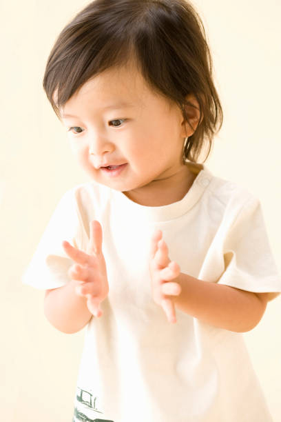 istock Baby to clap their hands 672634774