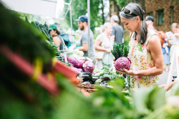 farmers market shopping frau reiferen alters - eigen anbau stock-fotos und bilder