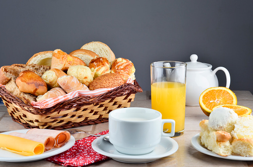 breakfast table, paes, cup, juice