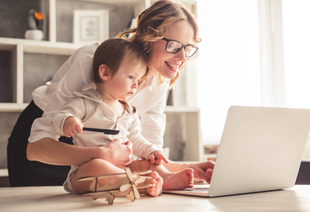 mama und baby junge unternehmen - worklife balance stock-fotos und bilder