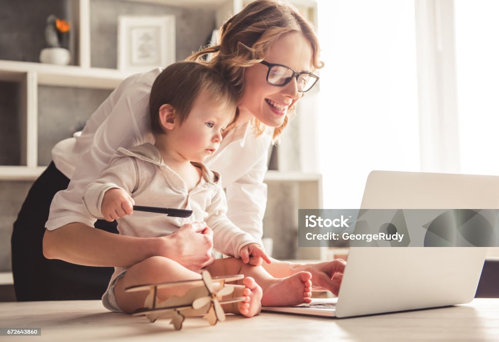 Niño de mamá y el bebé de negocio - Foto de stock de Madre libre de derechos