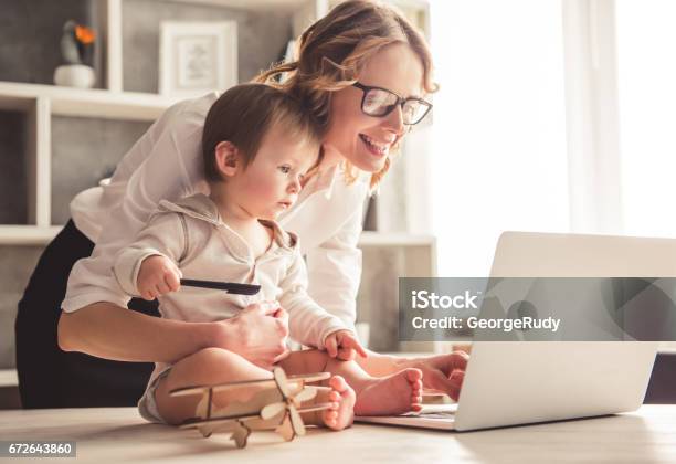 Niño De Mamá Y El Bebé De Negocio Foto de stock y más banco de imágenes de Madre - Madre, Trabajar, Oficio