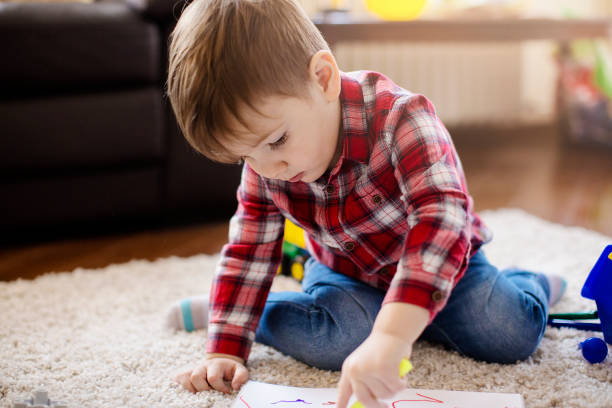 istock Cute little boy drawing on the floor 672663726