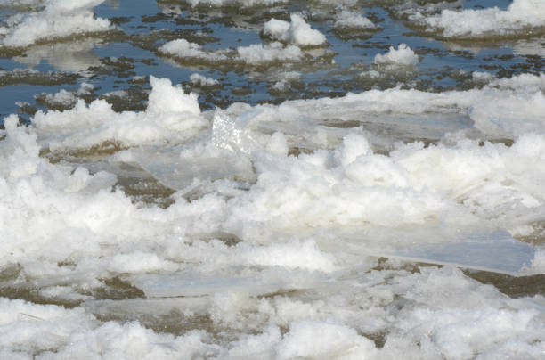 istock Jumbled Ice Packs On Upper Mississippi River 672680618