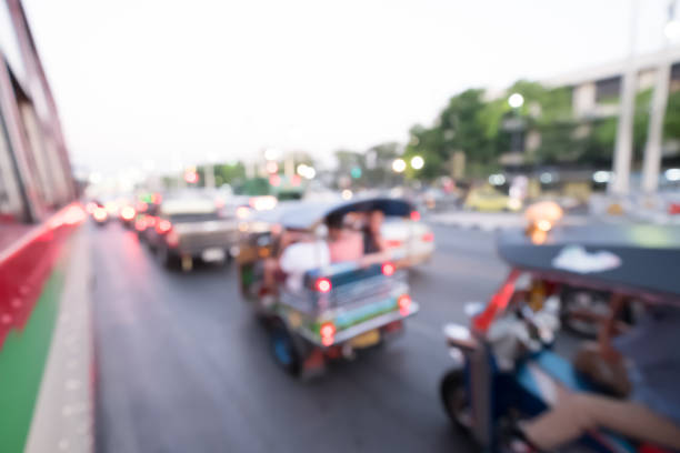 バンコクの交通渋滞でバスから写真を撮ってのトゥクトゥクをぼかし。自動人力車。 - autorick ストックフォトと画像