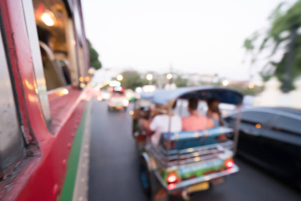 blur tuk tuk w bangkoku robić zdjęcia z autobusów w korku. auto riksza. - autorick zdjęcia i obrazy z banku zdjęć