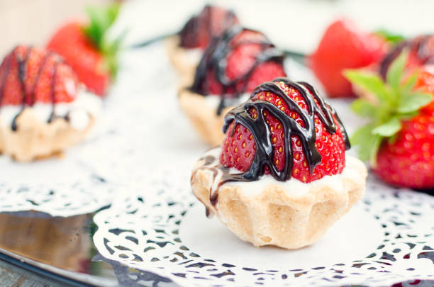 istock Strawberry cake with vanilla cream 672688768