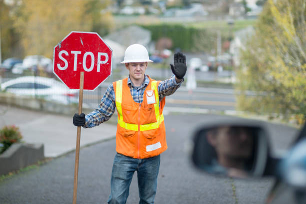 bezpieczeństwo pracy drogowej - man holding a sign zdjęcia i obrazy z banku zdjęć