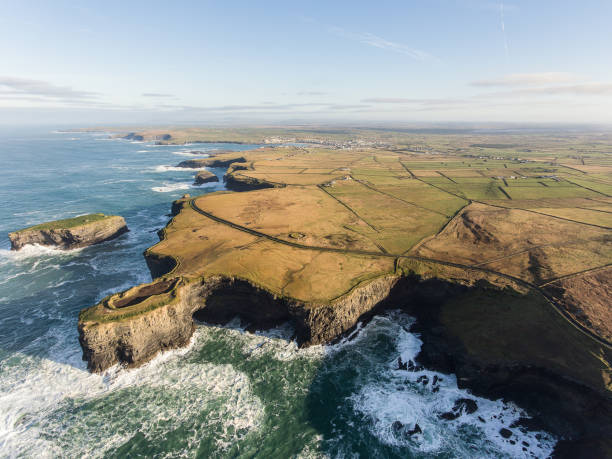 aerial loop head peninsula a west clare, irlanda. kilkee beach county clare, irlanda. - cliffs of moher county clare cliff republic of ireland foto e immagini stock