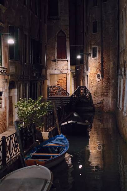 istock Calle of Venice 672707082
