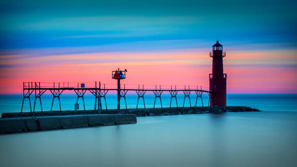 istock Greatlakes Lighthouse at Sunrise in Wisconsin 672710596