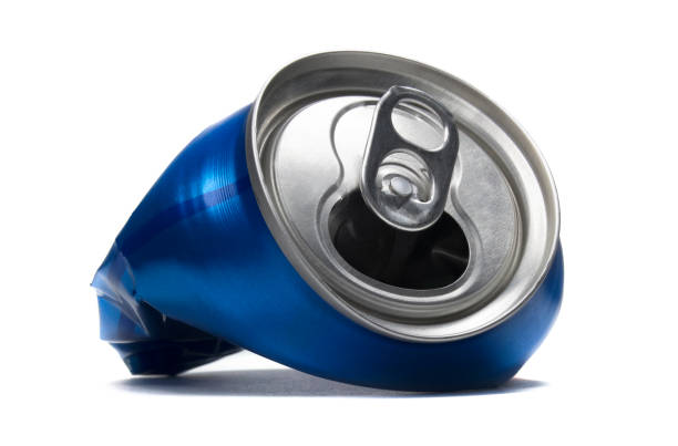 blau zerkleinert soda kann - crushed can soda drink can stock-fotos und bilder