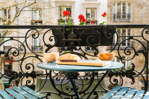 frühstück auf dem balkon in paris im frühling - indian pipe stock-fotos und bilder