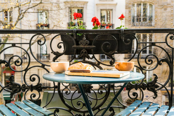 봄 날에 파리에 발코니에서 아침 식사 - indian pipe 뉴스 사진 이미지
