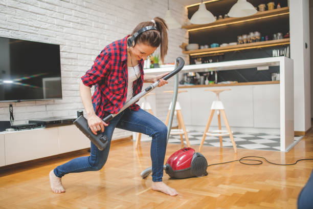 vacuuming in her way - spring cleaning women cleaning dancing imagens e fotografias de stock