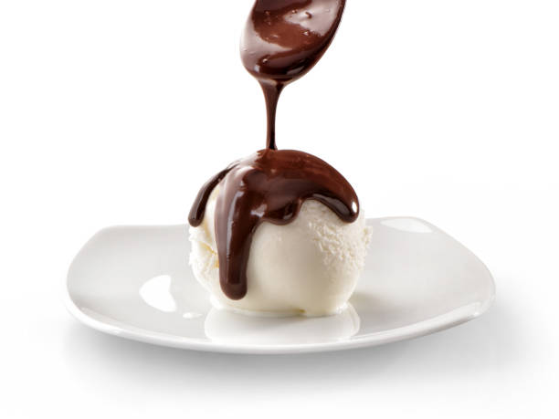 primer plano de scoop de helado con chocolate derretido aislado sobre fondo blanco - chocolate topping fotografías e imágenes de stock