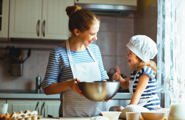 부엌에서 행복한 가족. 반죽을 준비하는 어머니와 아이, 쿠키를 구워 - rolling dough pastry apron 뉴스 사진 이미지