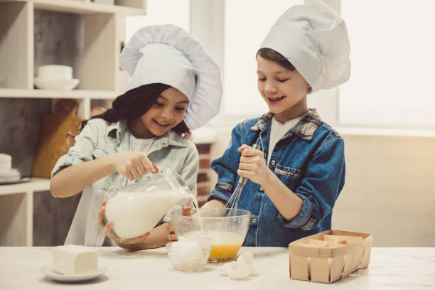 enfants cuisinant dans la cuisine - petri dish photos et images de collection