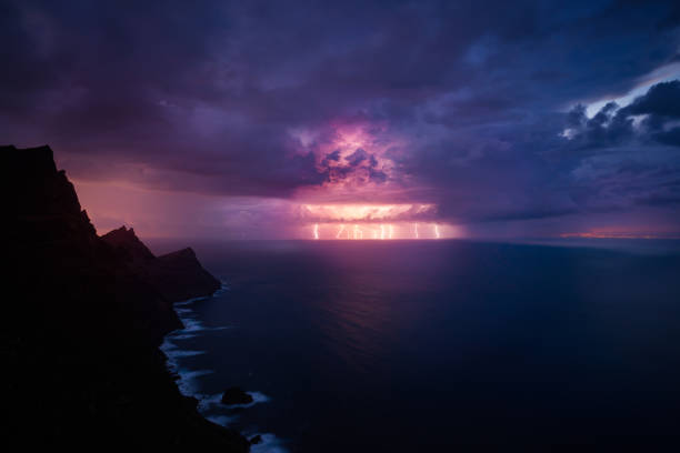 vista notturna nella tempesta - ocean scenic flash foto e immagini stock