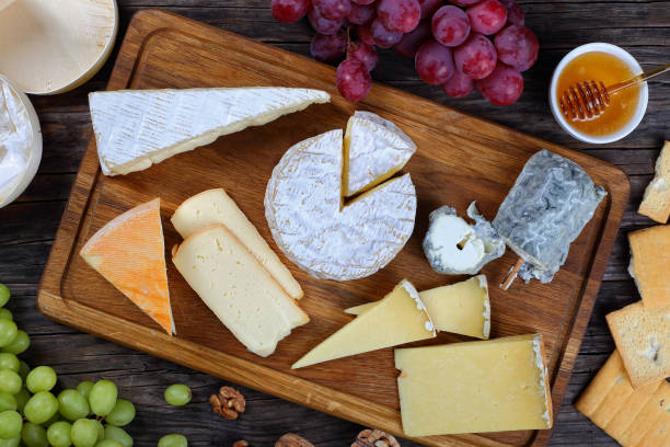 autentici formaggi francesi, vista dall'alto - cheese antipasto cracker grape foto e immagini stock